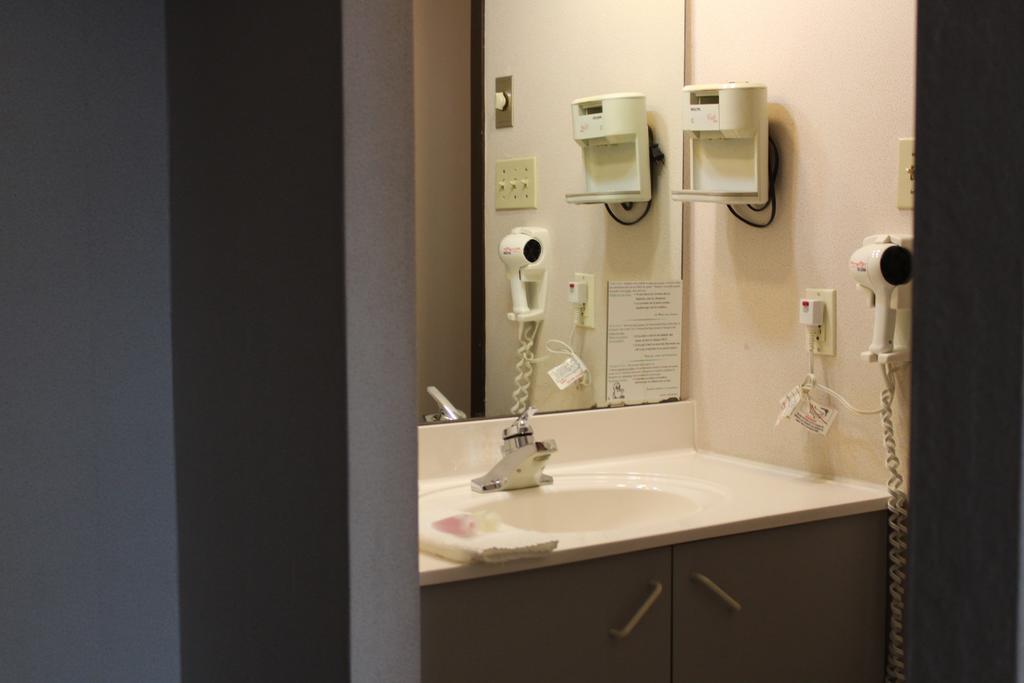 Motel Capri Et Suites Repentigny Kültér fotó